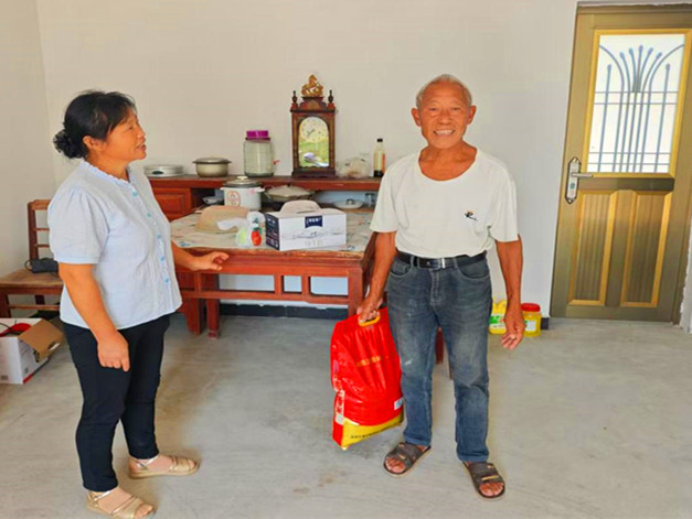 她的筆記本里用藍筆圈着每位鄉親的需求 章詠梅的「小家大愛」