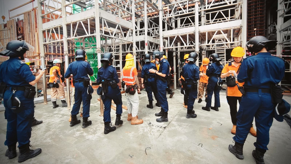 入境處打擊裝修地盤黑工 拘捕21名男子