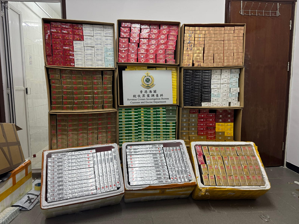 海關上水破私煙儲存倉 拘一男檢123萬元私煙