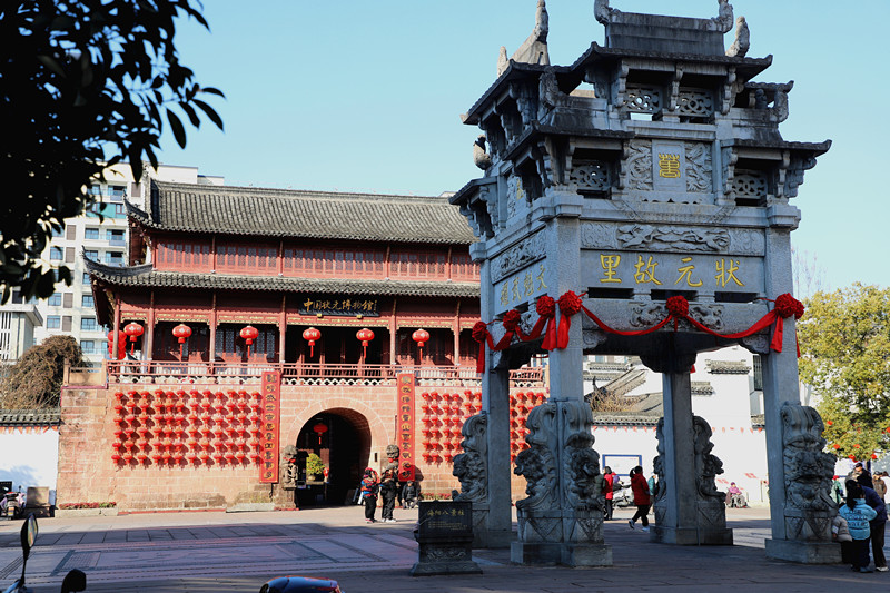 皖休寧縣：香港名導王晶採風「狀元城」