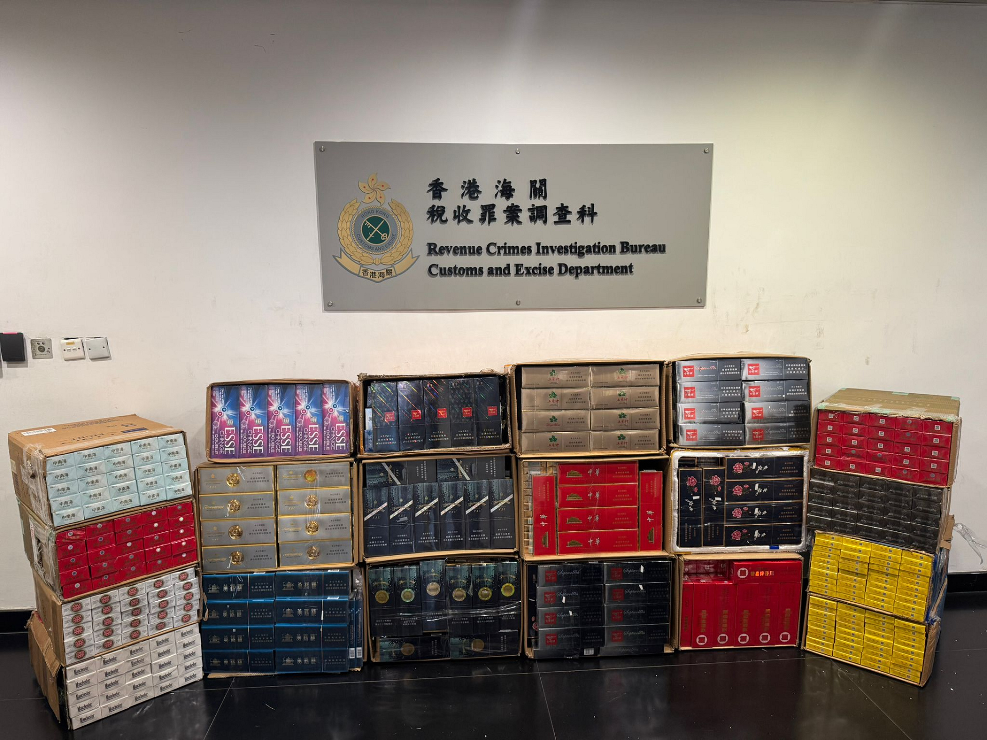 海關荃灣破私煙儲存倉 拘一男檢338萬元私煙