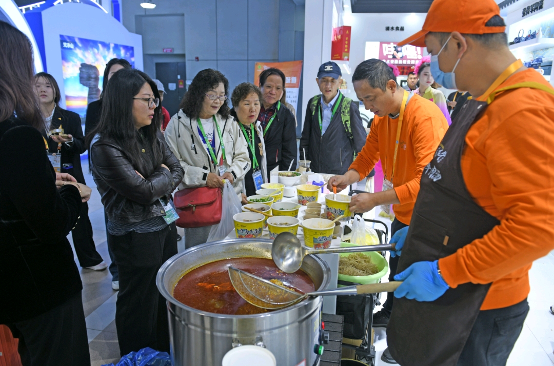 第八屆中國國際進口博覽會淮南展館人氣旺