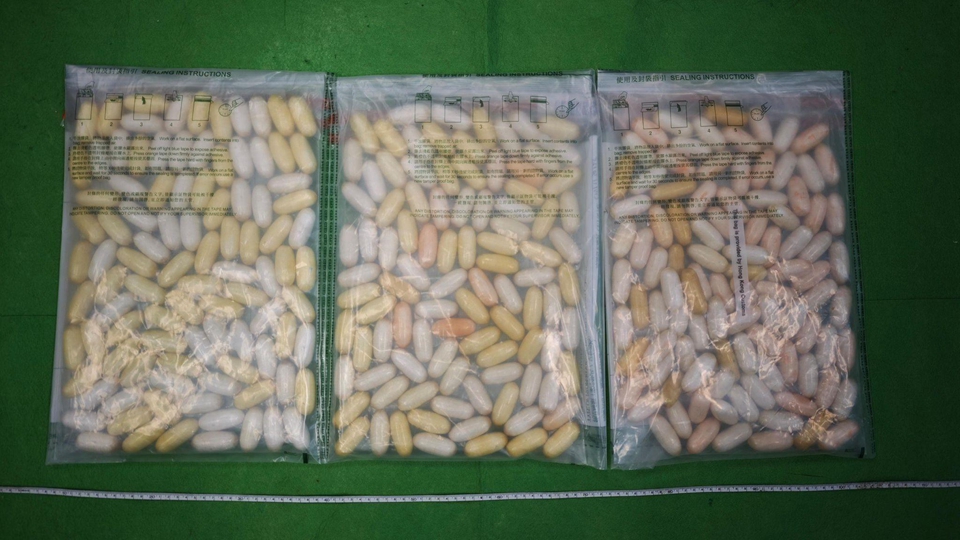 海關機場檢值360萬元可卡因 拘捕吉隆坡抵港18歲男子