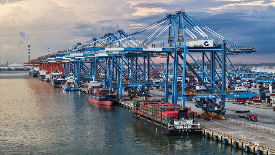 交通運輸部：暫停對美船舶收取船舶特別港務費等 為期1年