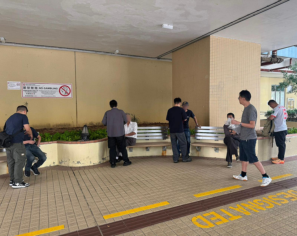  警方葵涌邨打擊街頭賭博拘4男