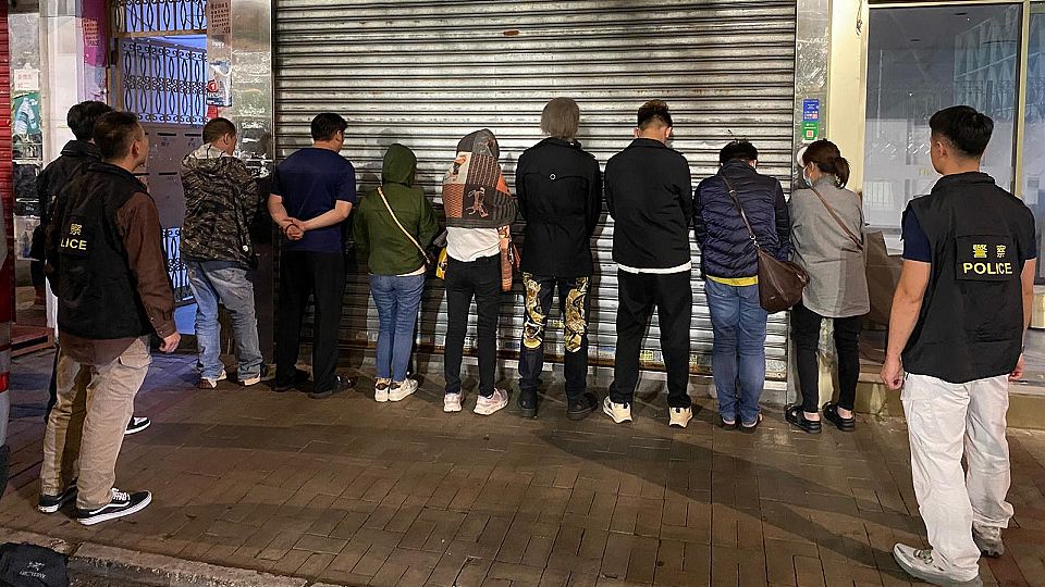 警方上水搗破非法百家樂賭檔 拘捕9名男女