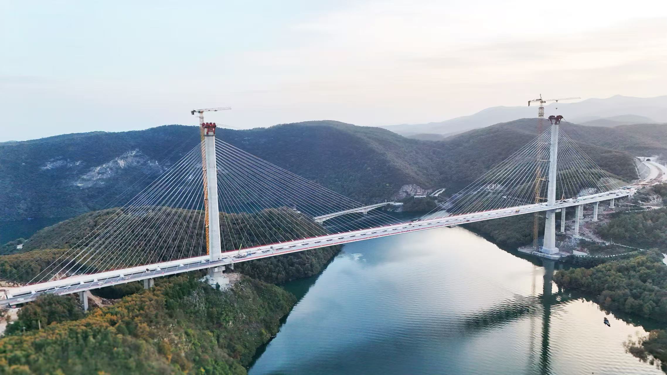 國內跨徑最大跨峽谷分離式混合梁斜拉橋橋面鋪裝完成