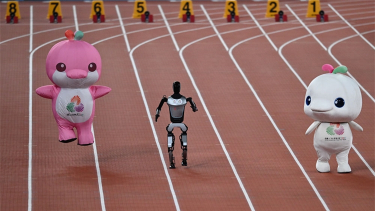全運會吉祥物和機器人的百米對決，誰贏了？