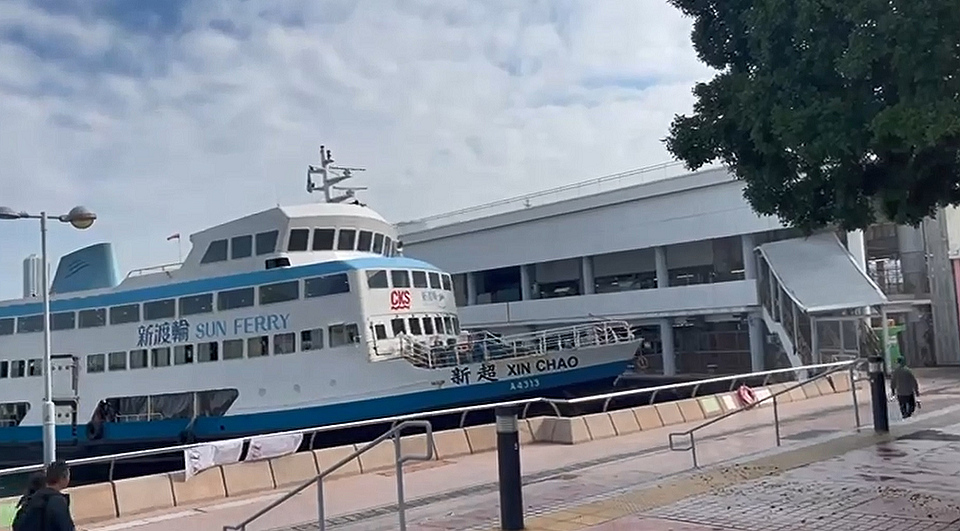 有片〡中環碼頭新渡輪撞碼頭  石壆撞變形無人傷