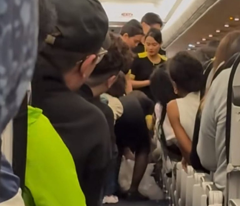 有片〡往新加坡航班乘客電腦懷疑起火 空姐滅火延誤約一小時