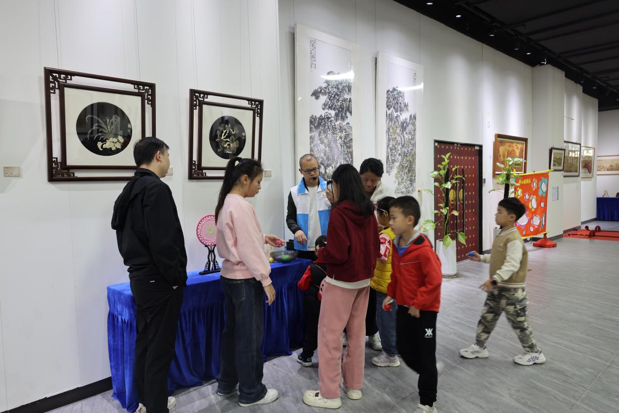 光明民俗文化作品展在深圳烙畫基地開幕
