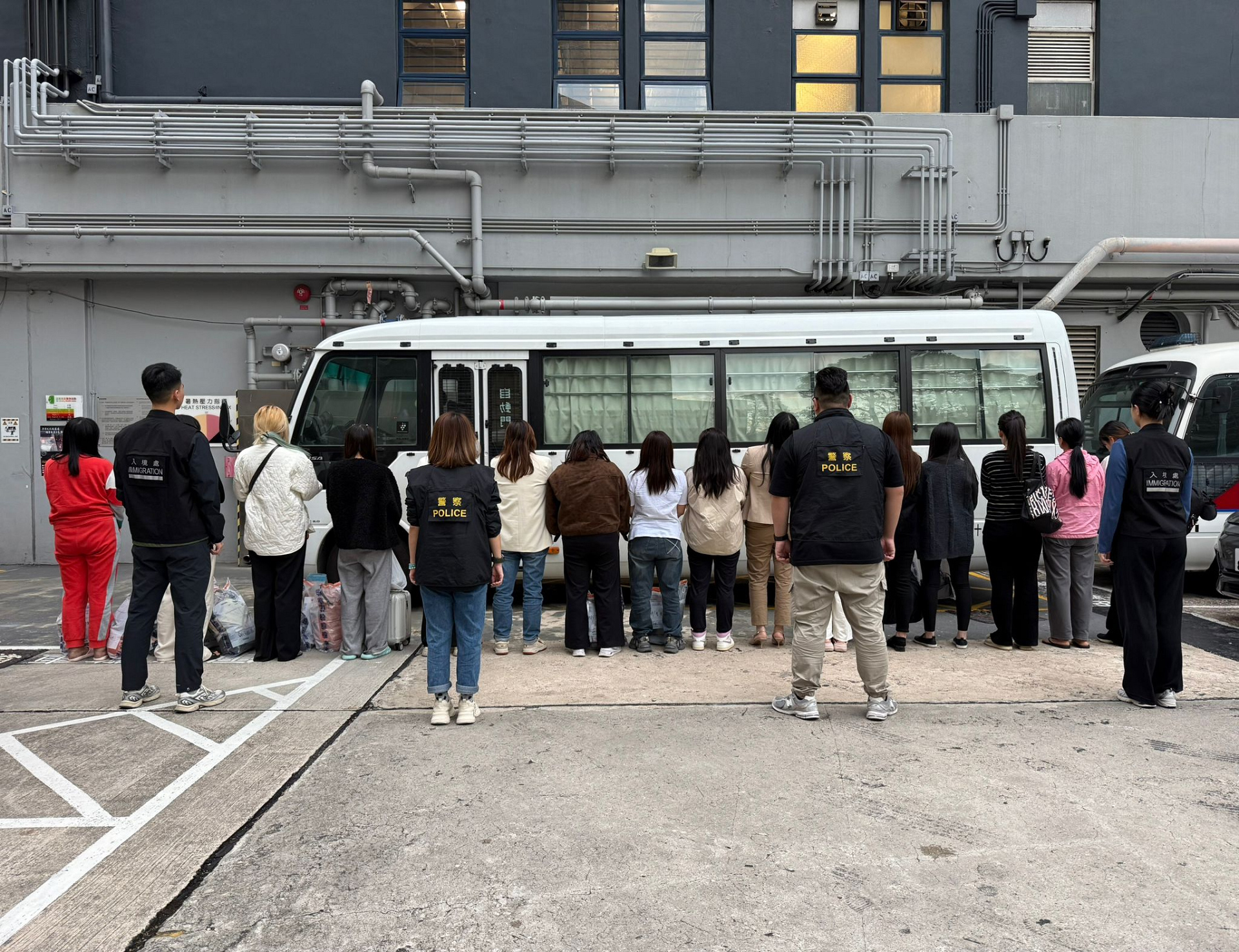 警方九龍城打擊黑工 拘捕19名男女