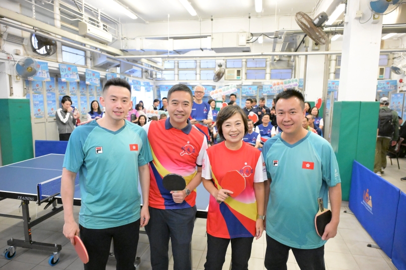 蔡若蓮參加九龍校長盃乒乓球賽 與黃鎮廷李靜切磋球技