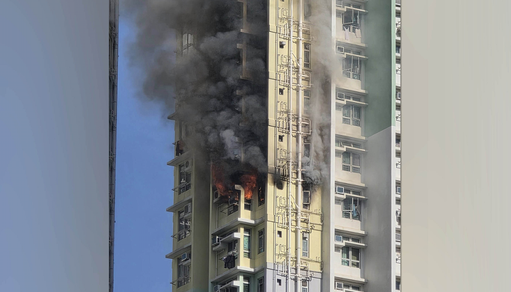 九龍灣啟晴邨發生火警 消防救出一名居民