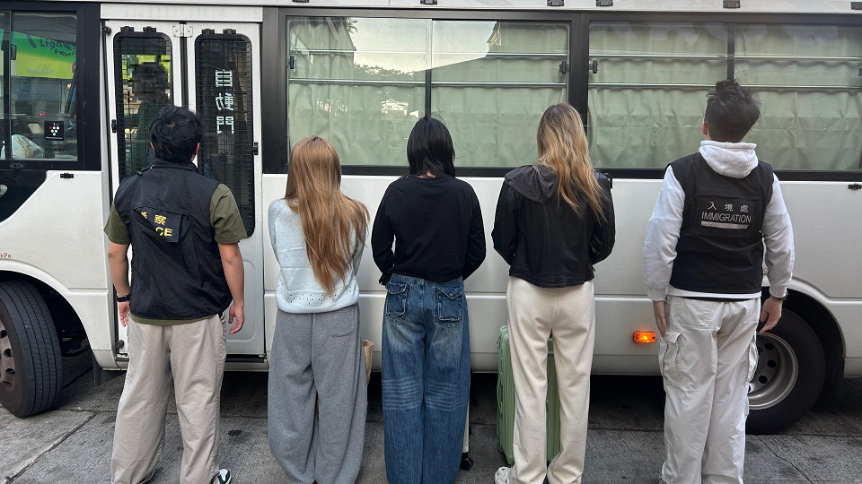 警方新界北區掃黃 拘捕11名內地女子
