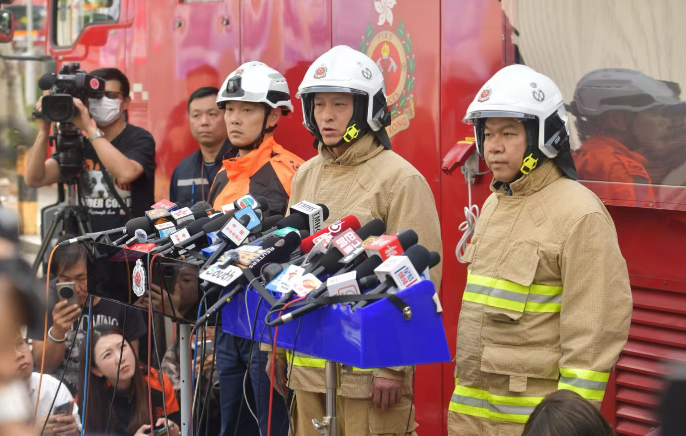 大埔宏福苑五級火警增至55人死亡 消防人員救出一名男長者