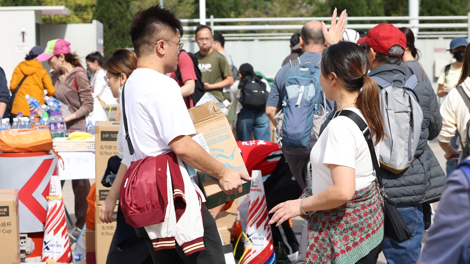 宏福苑大火｜大灣區進出口商業總會馳援大埔火災 百萬款物助力居民渡難關