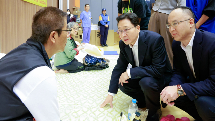 周霽農融探望慰問受災人員