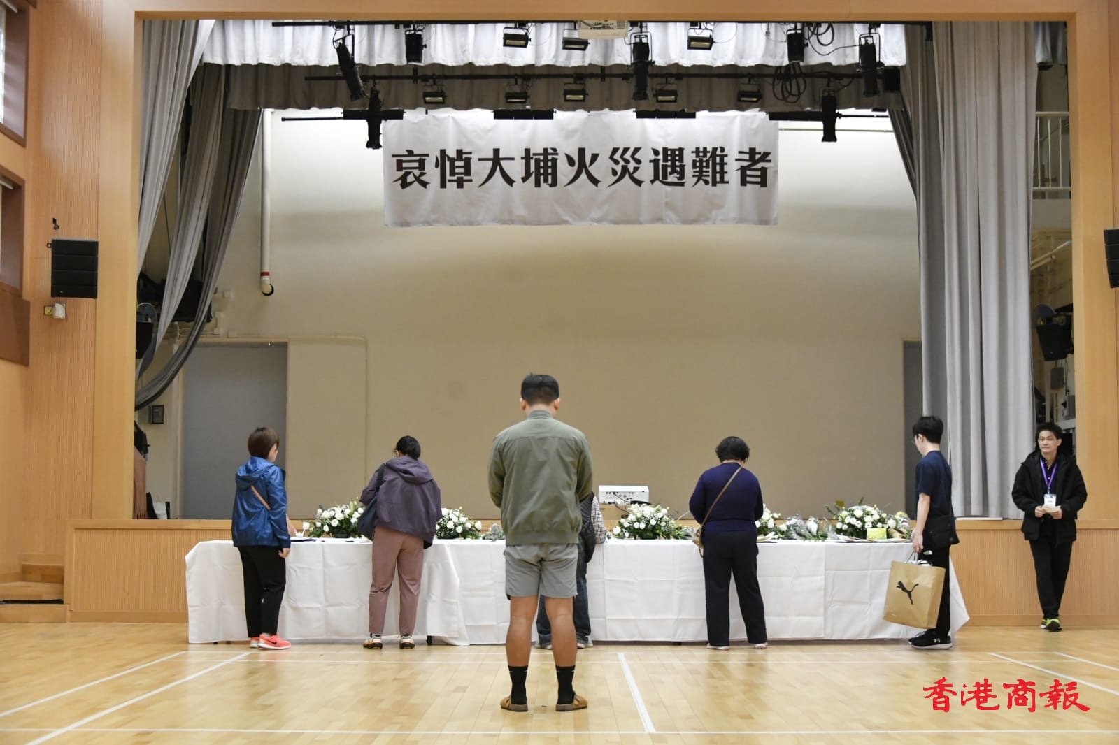 宏福苑大火 | 市民向宏福苑大火災民致意 大埔見排隊人龍