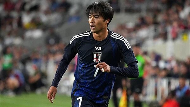 日本國腳手持「日本二戰最後投降士兵」照片合影 英超球隊道歉