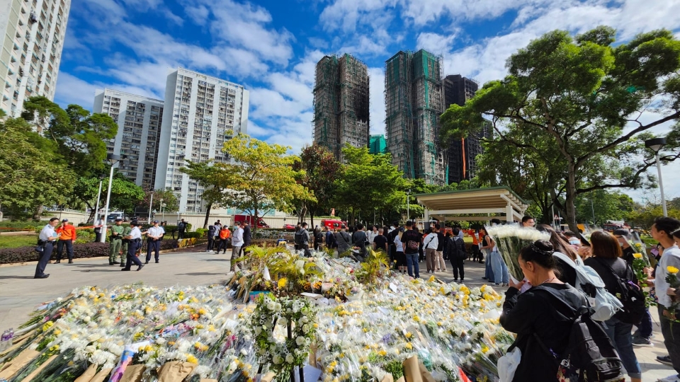 宏福苑大火 | 今日為宏福苑火災罹難者頭七 逾百市民到場獻花悼念