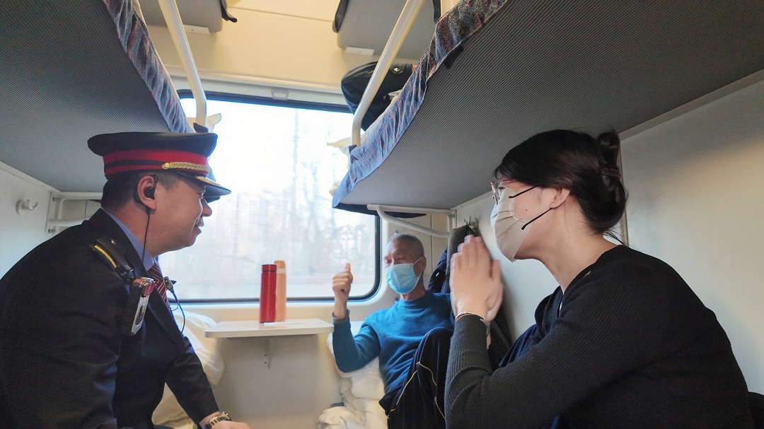 寒冬暖途！Z14次乘務組全程守護重病老人，用善意暖人心