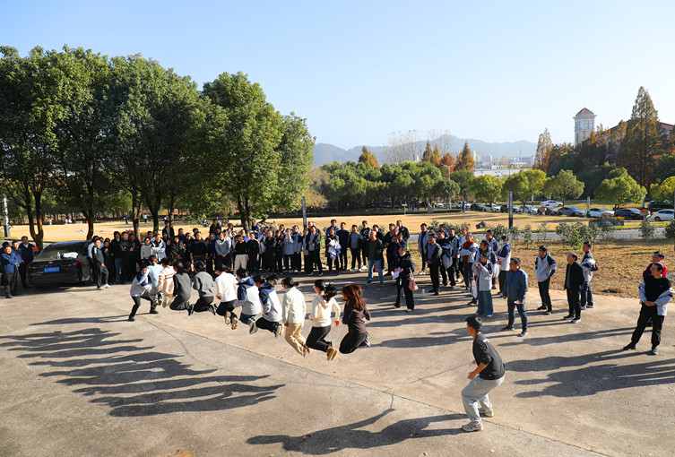 團結·協作·奮進 皖歙縣經開區舉辦「聚·光」趣味運動會