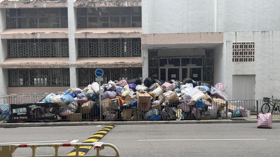 有片〡【宏福苑大火】 網傳物資過盛淪為「垃圾」 需清潔工人清理