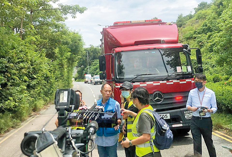 堅守「藍背心」使命 10年來協助傳媒順利採訪