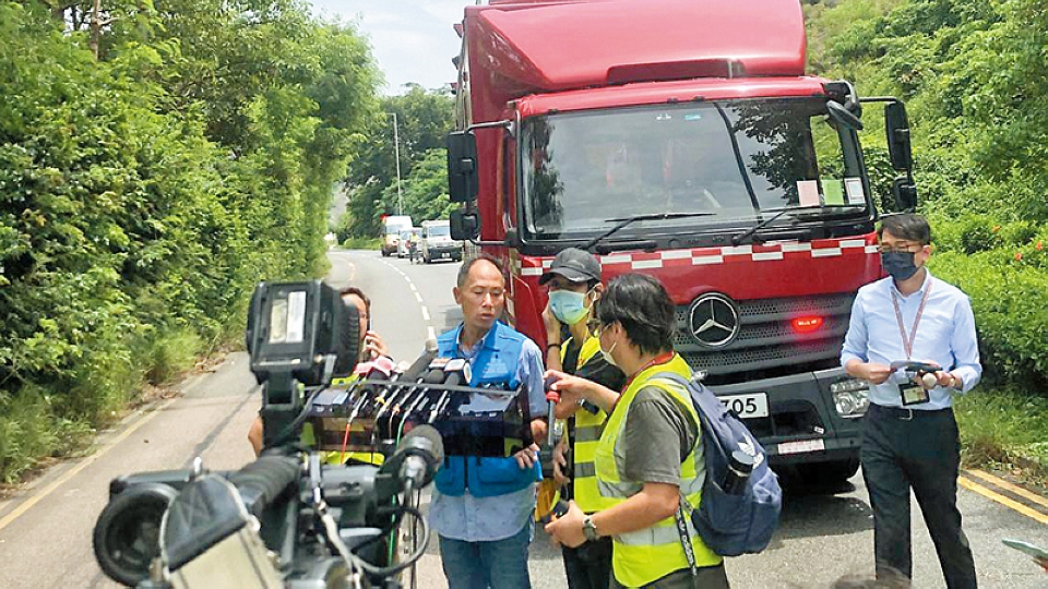 堅守「藍背心」使命 警長鍾敬威10年來協助傳媒順利採訪