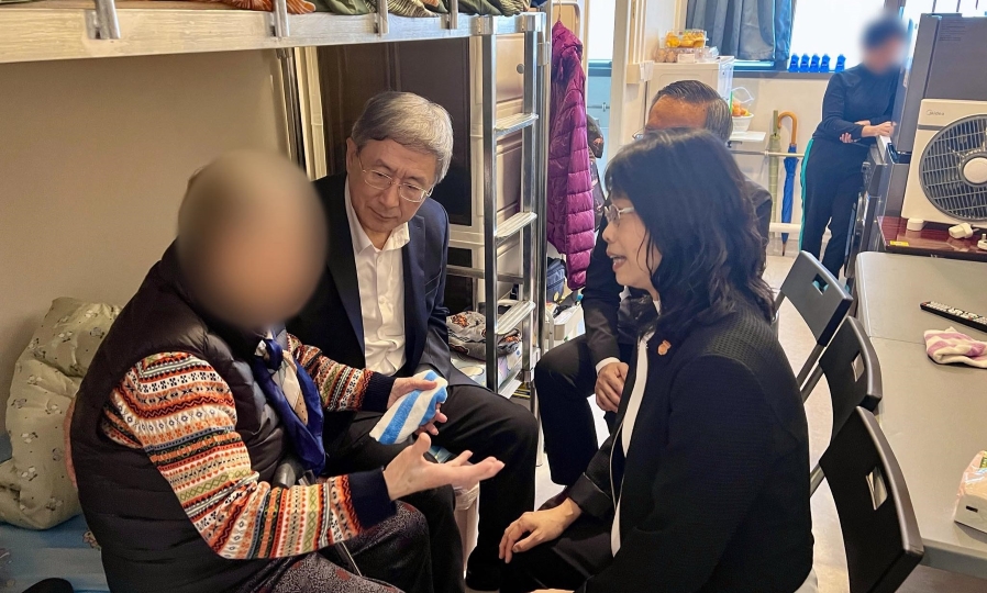 宏福苑大火 | 卓永興探望受災居民：政府必定傾盡全力做好善後工作