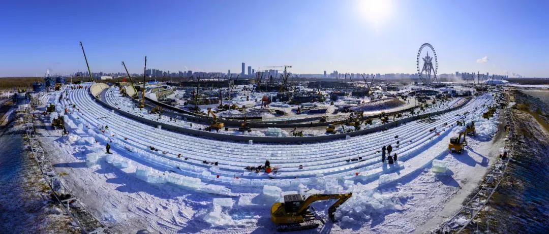 哈爾濱冰雪大世界超級冰滑梯已建成9條滑道 大型主題雪雕「童話小馬一家」開始雕刻