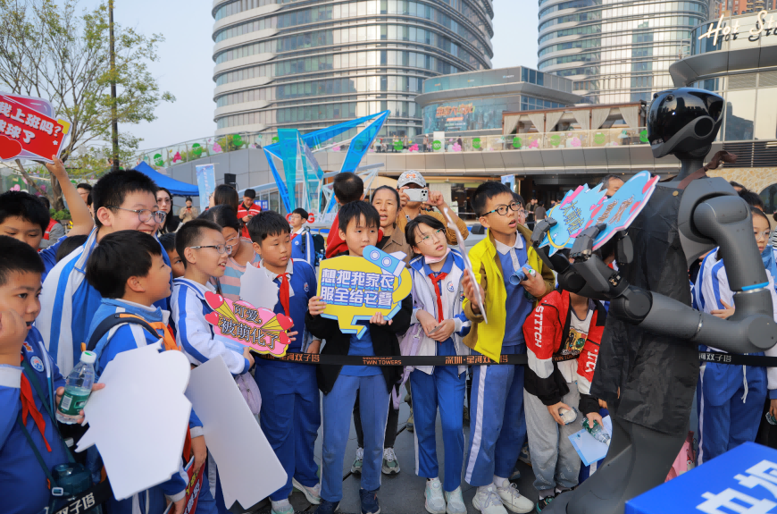 深圳龍崗舉辦機器人互動展演 線上線下共掀智造浪潮