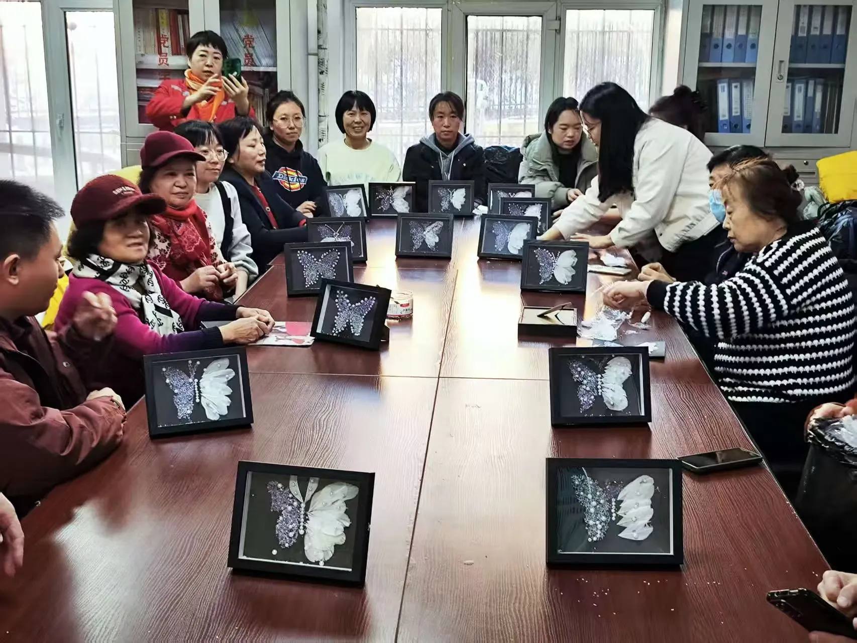 愛「框」美好時光 哈市香坊區軍民社區開展手工相框製作活動