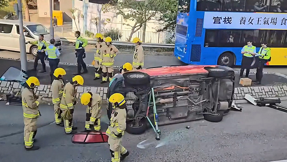 有片〡尚德邨迴旋處兩車相撞 的士翻側交通嚴重擠塞