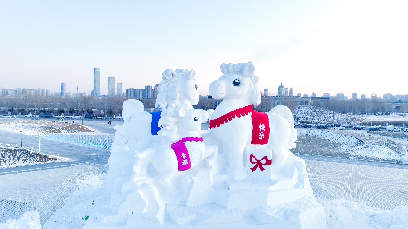 哈爾濱冰雪大世界雪雕「童話小馬一家」全面完成穿彩衣 萌趣造型迎馬年