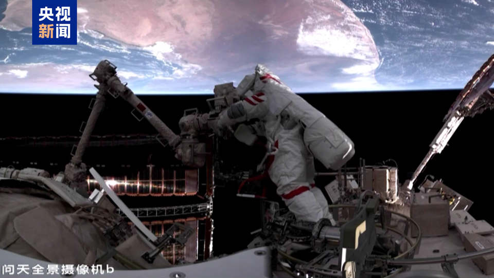神舟二十一號航天員乘組圓滿完成第一次出艙活動