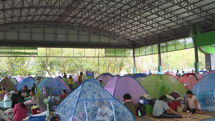 泰國邊境地區炮聲不斷 留守民眾躲入掩體