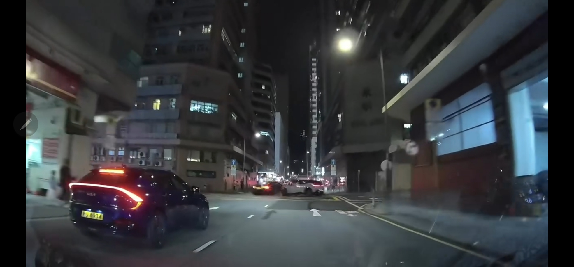 有片｜長沙灣大南西街私家車遭攔腰撞 打白鴿轉掃欄兩司機受傷