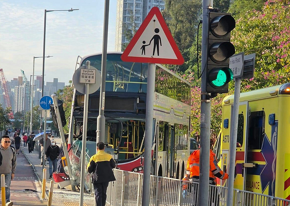 屯門天后路巴士校巴相撞 6人受傷包括4學童