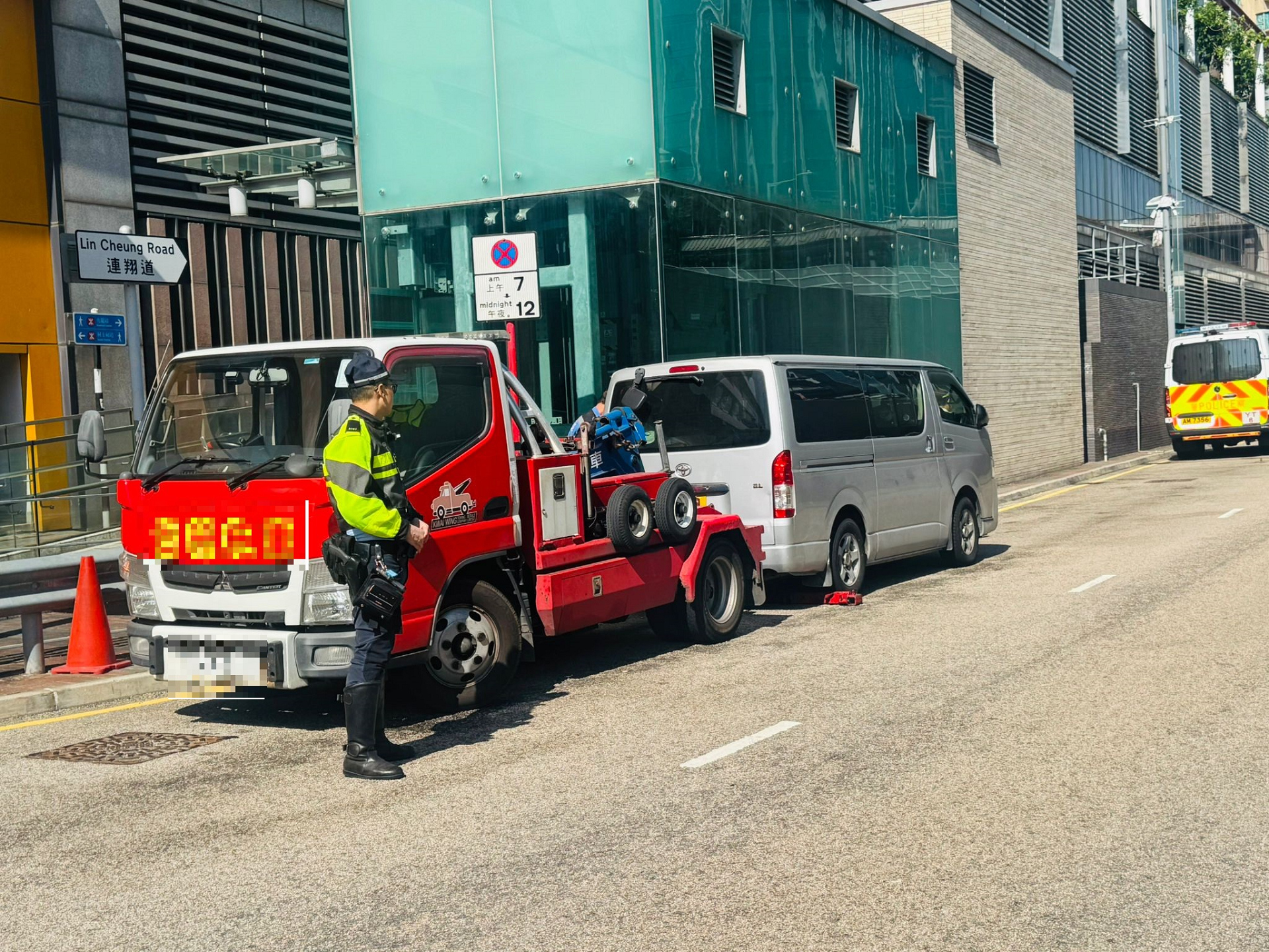 油尖警區打擊違泊 發近千張告票