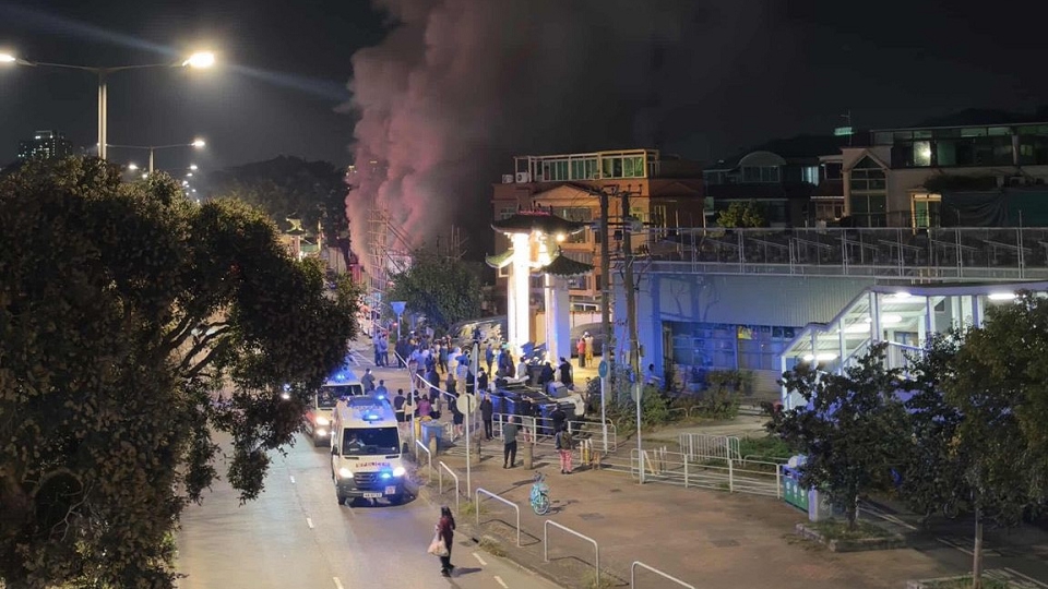 有片｜屯門泥圍車房突起火 50人疏散無人傷