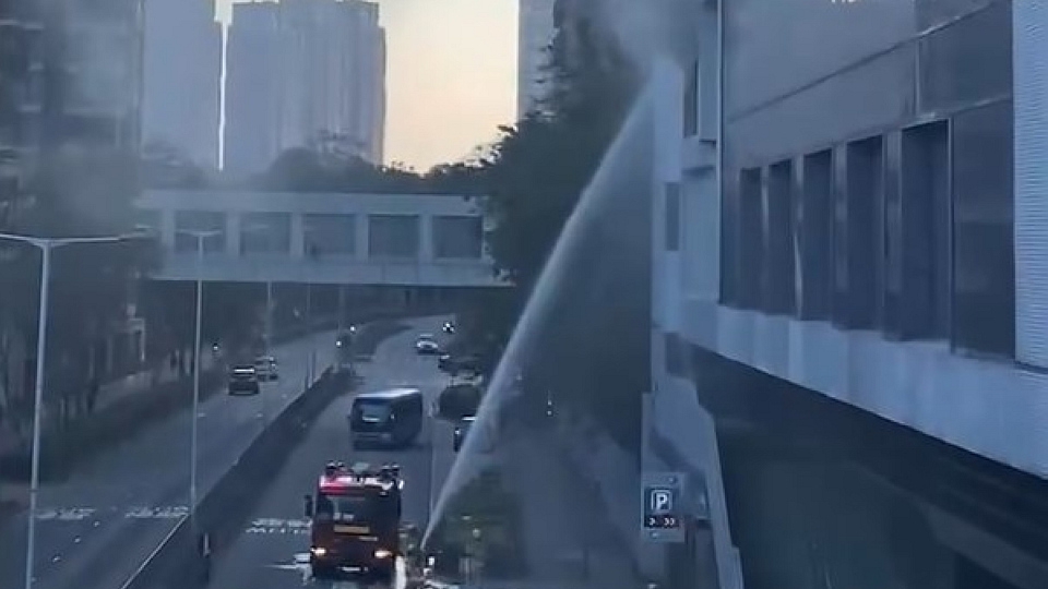 有片｜馬鞍山廣場超市起火 濃煙籠罩商場無人受傷