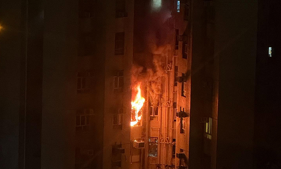 屯門景峰花園疑點香薰失火 3人送院逾百人疏散