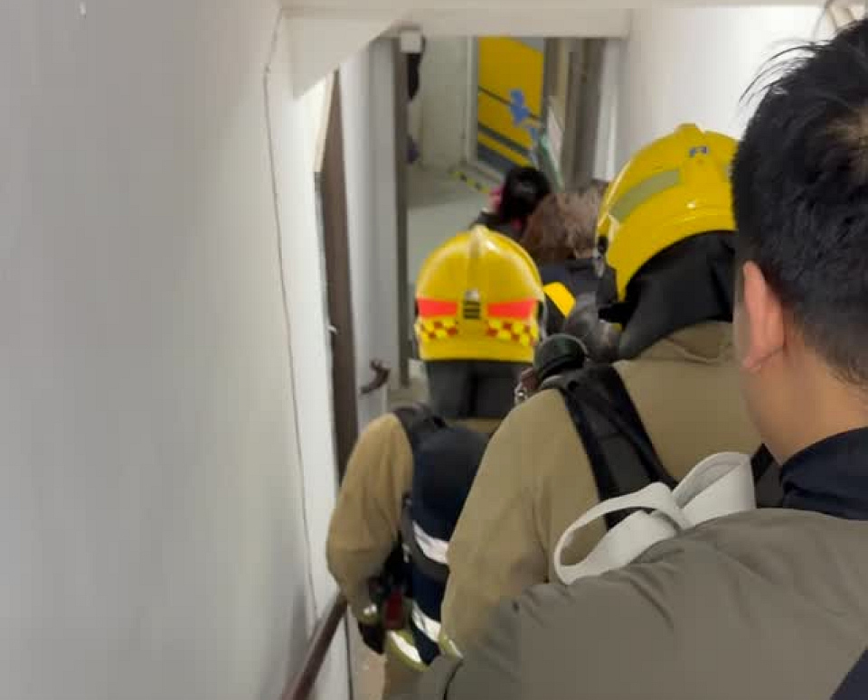 有片〡屯門景峰花園火警 鄰居拍門喚醒住客及時逃生