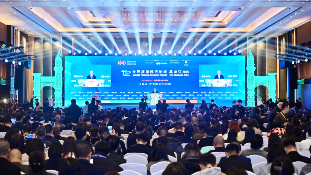 何超瓊等嘉賓身着波司登羽絨服，探秘冰雪大世界