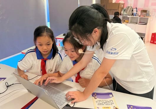 從「翻譯官」到「播種者」：這群年輕人，在產業一線開講「大思政課」