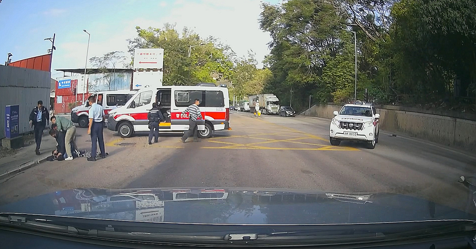 有片〡私家車被警車追捕高速掟彎 乘客跌出車外3人被捕