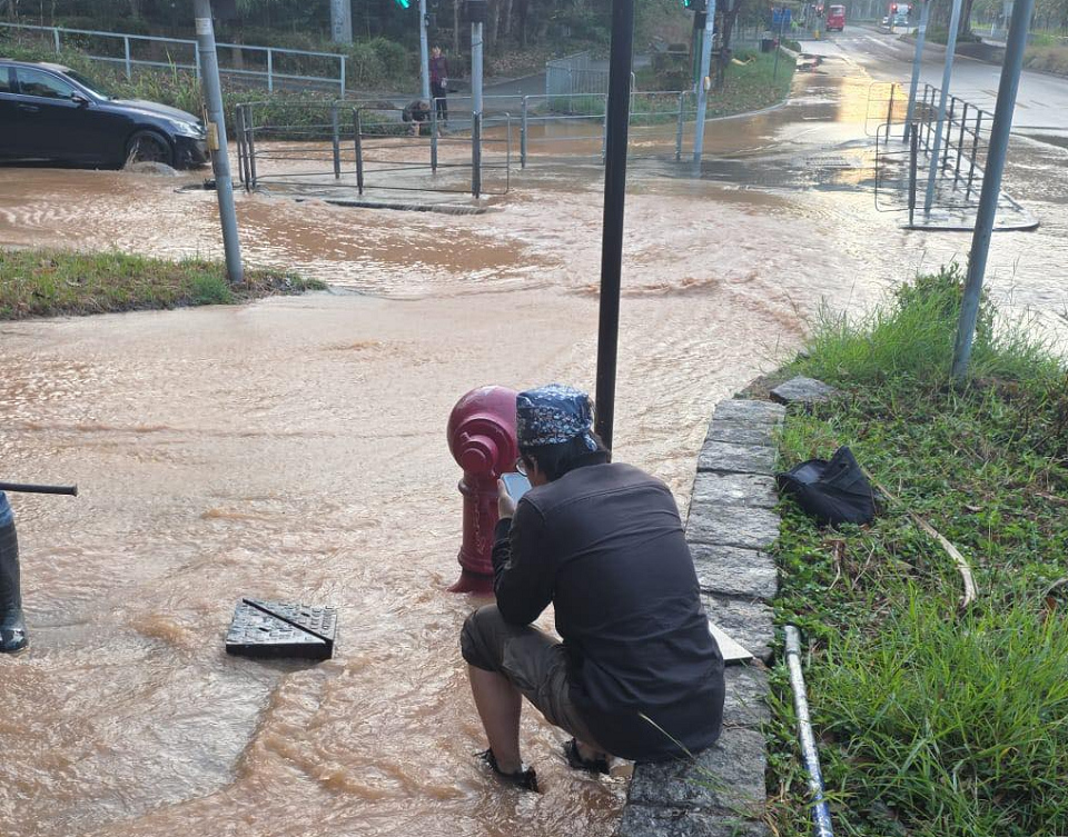 上水新運路爆水管交通受阻