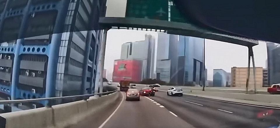 觀塘繞道鐵騎士切線撞死火的士 人仰車翻倒地受傷